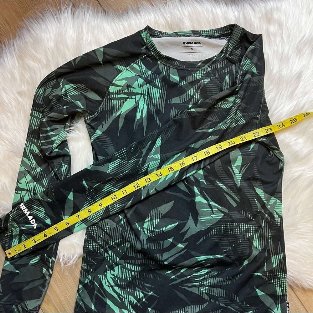 Armada Palm Long Sleeve Athletic Top. Size Small. - Picture 8 of 10